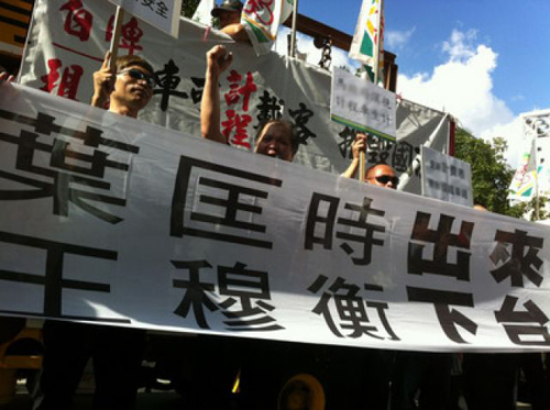 上千輛出租車包圍臺(tái)當(dāng)局“交通部” 上千輛出租車包圍臺(tái)當(dāng)局“交通部”