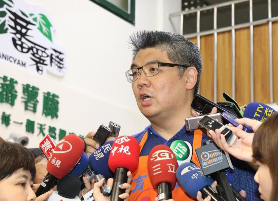 國民黨臺北市長參選人連勝文表示,為推動(dòng)居住正義,會盡全力把一殯遷移