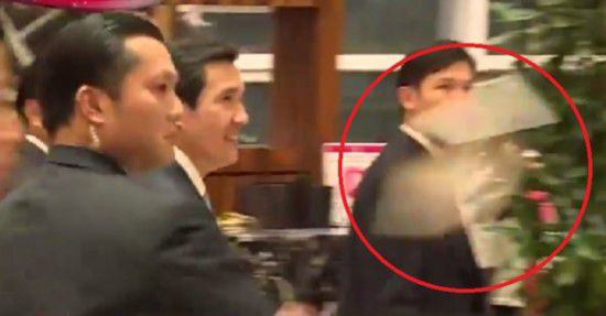 馬英九日前遭激進(jìn)學(xué)生丟書 馬英九日前遭激進(jìn)學(xué)生丟書