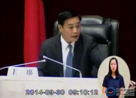 陳菊冷對(duì)質(zhì)詢(xún) 高市議長(zhǎng)許昆源情緒爆走飆罵“囂張” 陳菊冷對(duì)質(zhì)詢(xún) 高市議長(zhǎng)許昆源情緒爆走飆罵“囂張”