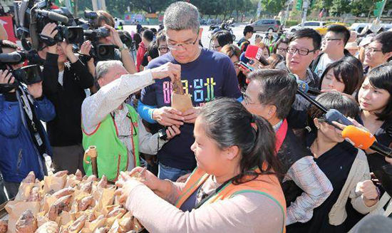 柯文哲支持者造假抹黑連勝文 綠營(yíng)媒體“自打臉” 柯文哲支持者造假抹黑連勝文 綠營(yíng)媒體“自打臉”