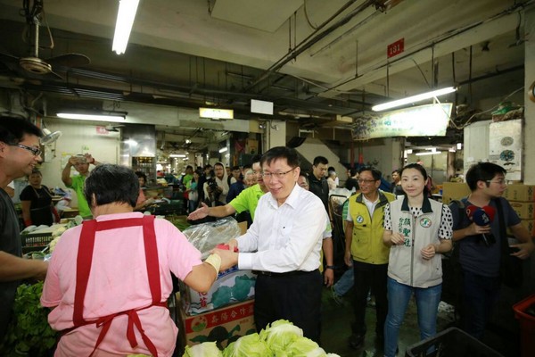 柯文哲稱可將菜場(chǎng)遷至河灘地遭“打臉”:罔顧攤商的生命 柯文哲稱可將菜場(chǎng)遷至河灘地遭“打臉”:罔顧攤商的生命