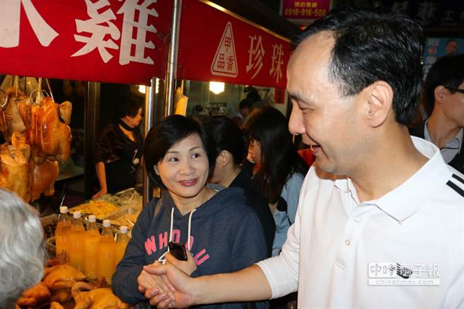 朱立倫周末拜票 遭女性支持者興奮熊抱 朱立倫周末拜票 遭女性支持者興奮熊抱