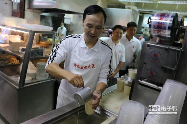 朱立倫周末拜票 遭女性支持者興奮熊抱 朱立倫周末拜票 遭女性支持者興奮熊抱