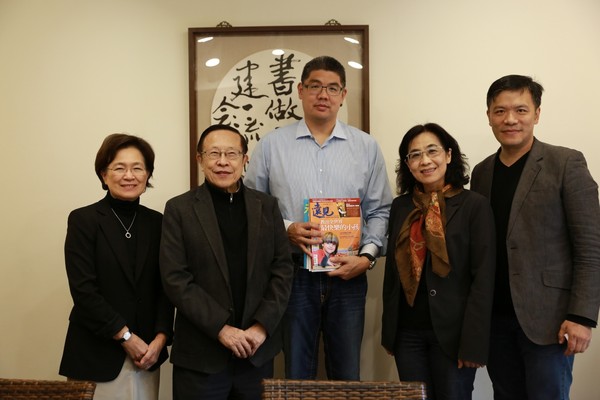 連勝文拜會(huì)高希均(左二)。(臺(tái)媒圖) 連勝文拜會(huì)高希均(左二)。(臺(tái)媒圖)