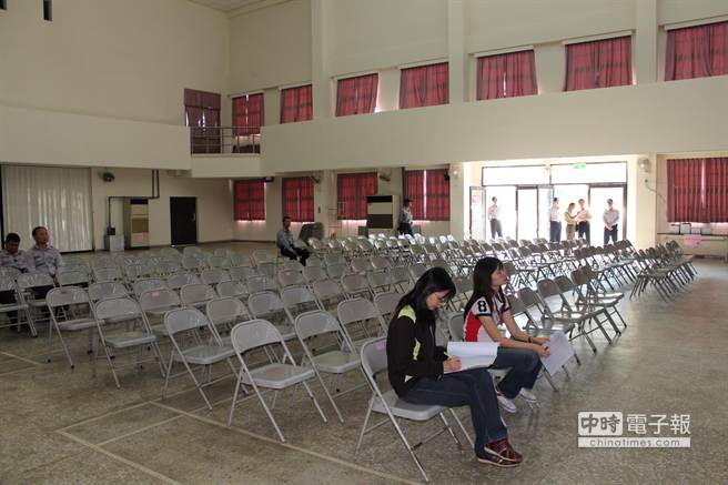 云林縣選舉公辦政見(jiàn)會(huì)“零”聽(tīng)眾 候選人靠“幻想”(圖) 云林縣選舉公辦政見(jiàn)會(huì)“零”聽(tīng)眾 候選人靠“幻想”(圖)