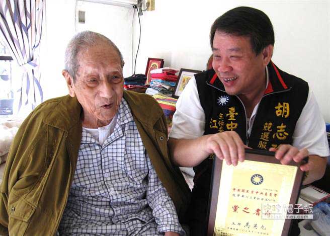 102歲國民黨黨員憂心胡志強選情高喊“凍蒜” 102歲國民黨黨員憂心胡志強選情高喊“凍蒜”
