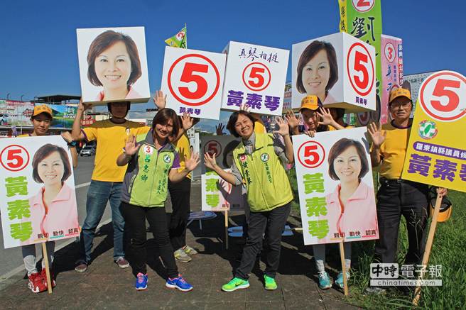 選舉出奇招 民進(jìn)黨候選人用“超級(jí)大頭帽”博眼球(圖) 選舉出奇招 民進(jìn)黨候選人用“超級(jí)大頭帽”博眼球(圖)