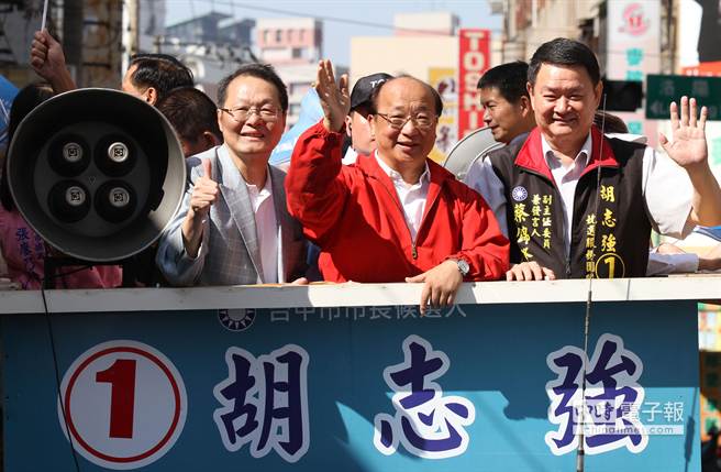 胡志強(qiáng)首度車隊(duì)掃街 民眾熱情反應(yīng)(圖) 胡志強(qiáng)首度車隊(duì)掃街 民眾熱情反應(yīng)(圖)