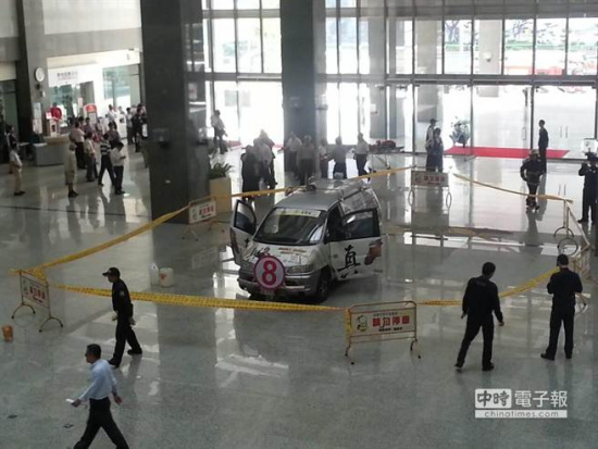 高雄市府遭人開車沖撞陳菊:對高雄治安有信心 高雄市府遭人開車沖撞陳菊:對高雄治安有信心