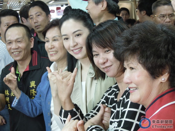 馬家姐妹陪蔡依珊掃街 憶母哽咽:連勝文勝選才有未來(圖) 馬家姐妹陪蔡依珊掃街 憶母哽咽:連勝文勝選才有未來(圖)