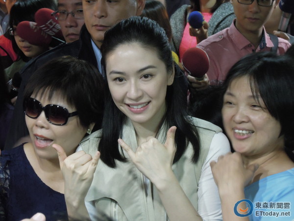 馬家姐妹陪蔡依珊掃街 憶母哽咽:選連才有未來 馬家姐妹陪蔡依珊掃街 憶母哽咽:選連才有未來