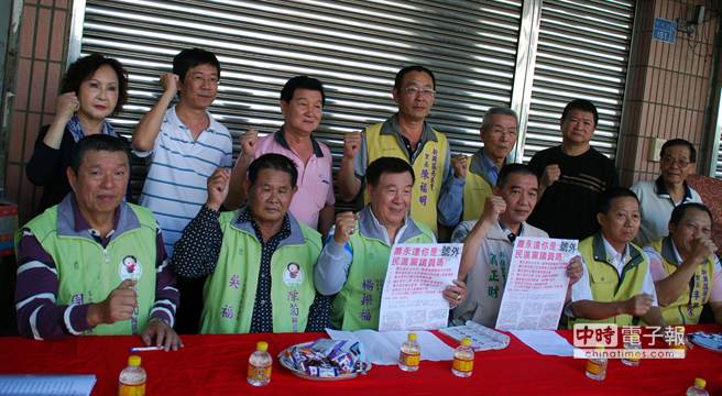 民進(jìn)黨內(nèi)斗再起 里長(zhǎng)散發(fā)文宣批黨籍議員(圖) 民進(jìn)黨內(nèi)斗再起 里長(zhǎng)散發(fā)文宣批黨籍議員(圖)