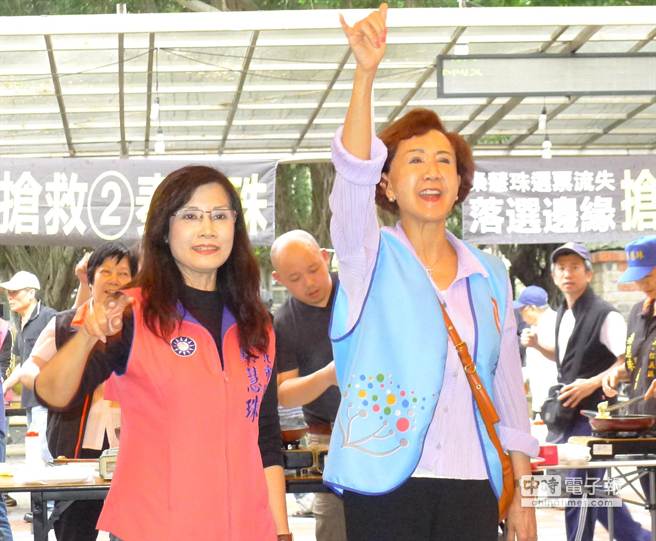 連戰(zhàn)母親親自下廚煎蔥油餅 為兒子拉票(圖) 連戰(zhàn)母親親自下廚煎蔥油餅 為兒子拉票(圖)