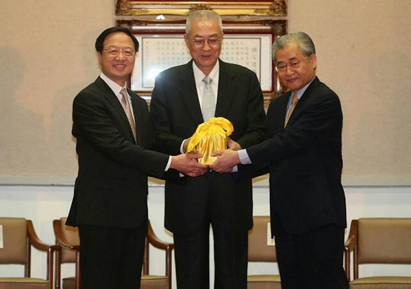 臺灣地區(qū)副領導人吳敦義(中)8日在馬英九辦公室主持“行政院”卸、新任“院長”交接典禮 臺灣地區(qū)副領導人吳敦義(中)8日在馬英九辦公室主持“行政院”卸、新任“院長”交接典禮