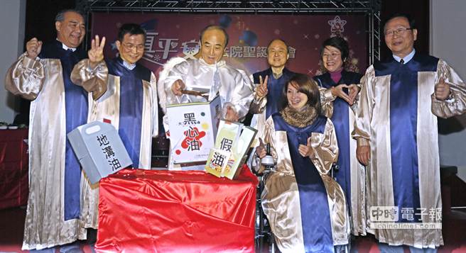 “立法院長(zhǎng)”王金平(左3)16日以光明天使的造型現(xiàn)身“立法院”圣誕晚會(huì) “立法院長(zhǎng)”王金平(左3)16日以光明天使的造型現(xiàn)身“立法院”圣誕晚會(huì)