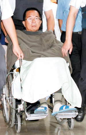 陳水扁保外就醫(yī)機(jī)率高可望回家過(guò)農(nóng)歷年(圖) 陳水扁保外就醫(yī)機(jī)率高可望回家過(guò)農(nóng)歷年(圖)