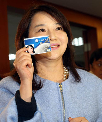 臺名嘴周玉寇爆料 國民黨否認(rèn)收頂新2億政治獻(xiàn)金(圖) 臺名嘴周玉寇爆料 國民黨否認(rèn)收頂新2億政治獻(xiàn)金(圖)