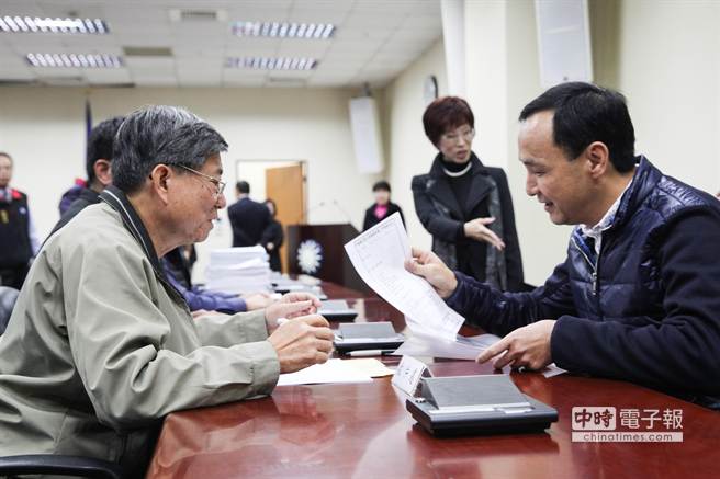 朱立倫登記國民黨主席補(bǔ)選 黨員連署達(dá)10萬多份 朱立倫登記國民黨主席補(bǔ)選 黨員連署達(dá)10萬多份