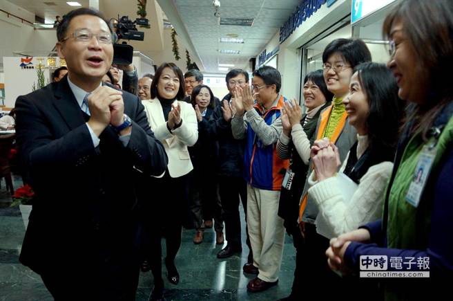 吳志揚(yáng)縣府辭行 員工依依不舍(圖) 吳志揚(yáng)縣府辭行 員工依依不舍(圖)