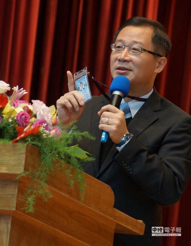 吳志揚(yáng)縣府辭行 員工依依不舍(圖) 吳志揚(yáng)縣府辭行 員工依依不舍(圖)