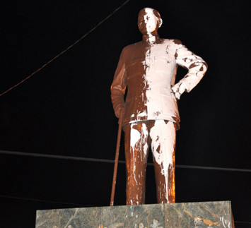 臺南蔣介石銅像慘被涂漆 肇事者系民進(jìn)黨創(chuàng)黨元老(圖) 臺南蔣介石銅像慘被涂漆 肇事者系民進(jìn)黨創(chuàng)黨元老(圖)