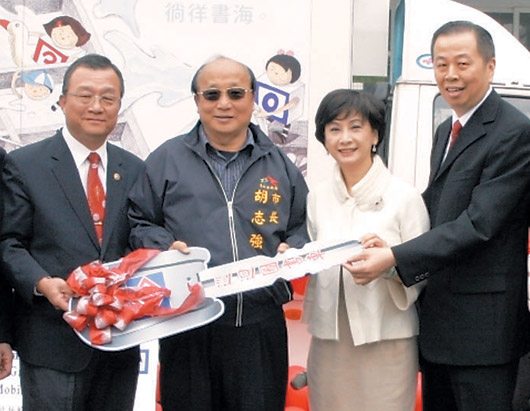 胡志強(qiáng)卸任前吁捐書:要盡責(zé)到最后1秒(圖) 胡志強(qiáng)卸任前吁捐書:要盡責(zé)到最后1秒(圖)