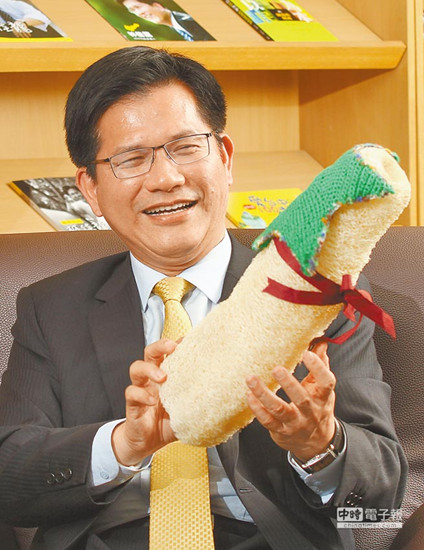 民進(jìn)黨籍臺(tái)中市長當(dāng)選人林佳龍:想和天津做姐妹市(圖) 民進(jìn)黨籍臺(tái)中市長當(dāng)選人林佳龍:想和天津做姐妹市(圖)