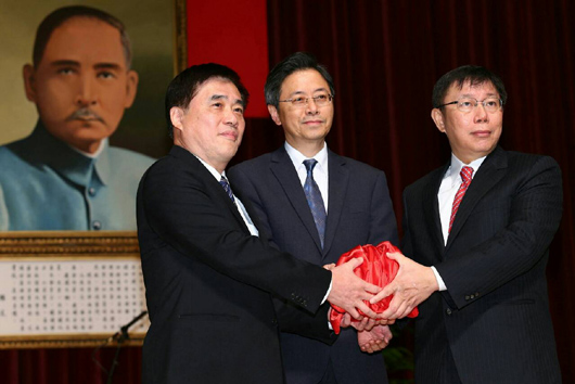 柯文哲期許100天翻新臺(tái)北氣象 用黑白代替藍(lán)綠(圖) 柯文哲期許100天翻新臺(tái)北氣象 用黑白代替藍(lán)綠(圖)