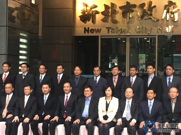 朱立倫宣誓就職 盼走出藍(lán)綠從新北出發(fā) 朱立倫宣誓就職 盼走出藍(lán)綠從新北出發(fā)