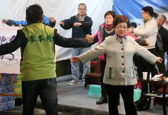 呂秀蓮絕食5小時 連累負(fù)責(zé)安全維護(hù)隨扈(圖) 呂秀蓮絕食5小時 連累負(fù)責(zé)安全維護(hù)隨扈(圖)