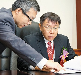 柯文哲吐槽會議紀錄2天才完成:地球都不知跑哪(圖) 柯文哲吐槽會議紀錄2天才完成:地球都不知跑哪(圖)