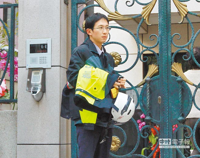 柯文哲住家警方24小時駐守 鄰居受益:不用請保全了 柯文哲住家警方24小時駐守 鄰居受益:不用請保全了
