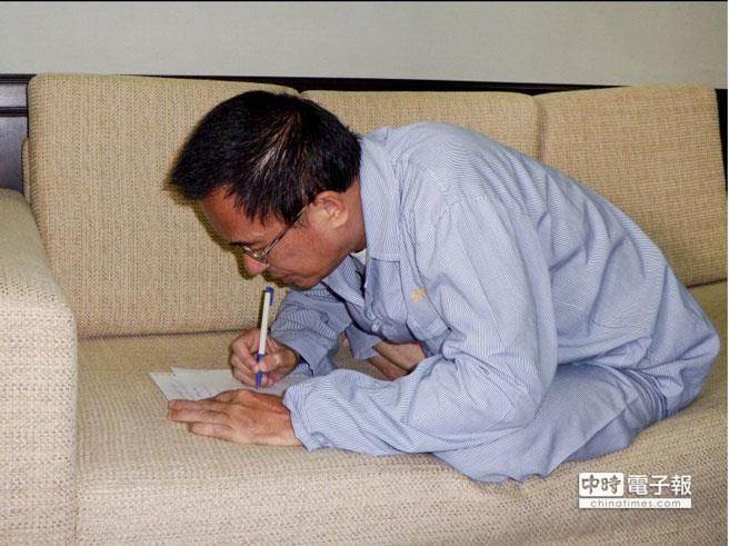陳水扁在獄中趴著寫(xiě)字 陳水扁在獄中趴著寫(xiě)字