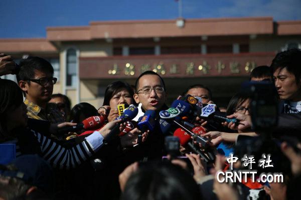 組圖:陳水扁豪宅前黃絲帶飛揚(yáng) 監(jiān)獄外眾親友一早等候 組圖:陳水扁豪宅前黃絲帶飛揚(yáng) 監(jiān)獄外眾親友一早等候