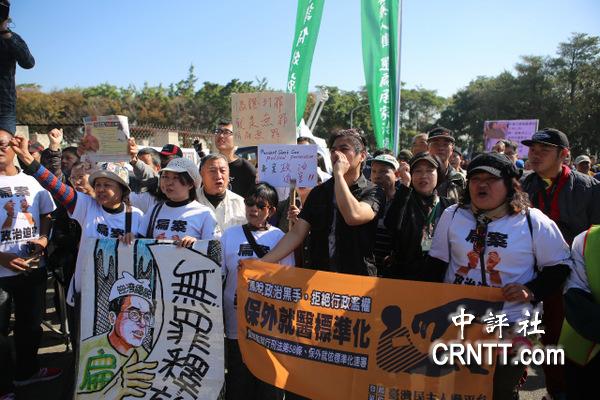 組圖:陳水扁豪宅前黃絲帶飛揚(yáng) 監(jiān)獄外眾親友一早等候 組圖:陳水扁豪宅前黃絲帶飛揚(yáng) 監(jiān)獄外眾親友一早等候