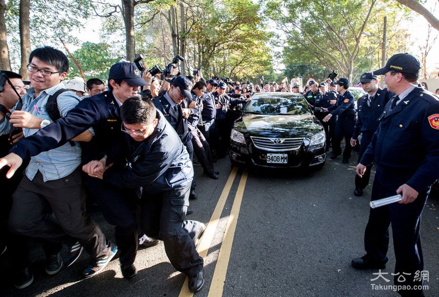 組圖:陳水扁出監(jiān) 不進(jìn)家門(mén)先去賓館去晦氣 組圖:陳水扁出監(jiān) 不進(jìn)家門(mén)先去賓館去晦氣