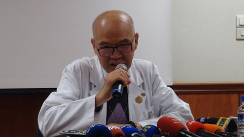 陳水扁醫(yī)療小組由高雄14醫(yī)生擔任 住家外人潮漸散(圖) 陳水扁醫(yī)療小組由高雄14醫(yī)生擔任 住家外人潮漸散(圖)