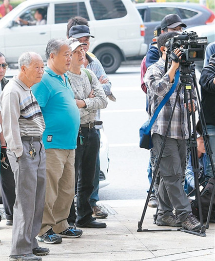 陳水扁住宅外媒體守候 周圍餐廳業(yè)績(jī)因此暴增(圖) 陳水扁住宅外媒體守候 周圍餐廳業(yè)績(jī)因此暴增(圖)