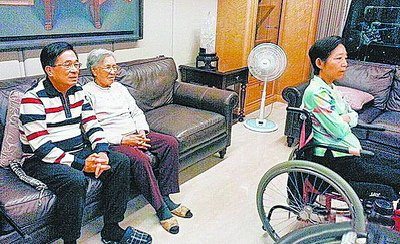 陳水扁(左)在家看電視 陳水扁(左)在家看電視