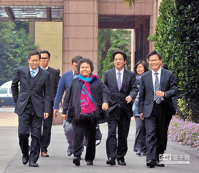 民進黨“四都”市長首次參加“行政院會” 要錢要權(quán) 民進黨“四都”市長首次參加“行政院會” 要錢要權(quán)