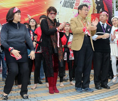 柯文哲被拱跳舞爆粗口回應(yīng)稱“有說(shuō)就道歉”