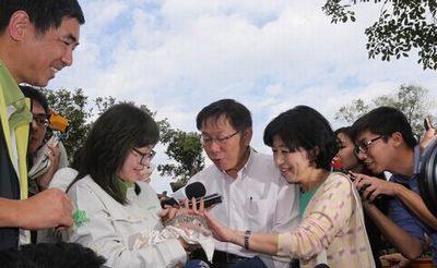 民眾拱選臺灣地區(qū)領導人柯文哲:別害我(圖)