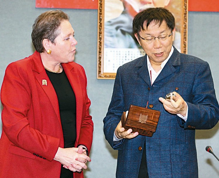 柯文哲獲贈(zèng)懷表稱是破銅爛鐵挨批 英官員發(fā)聲明致歉 柯文哲獲贈(zèng)懷表稱是破銅爛鐵挨批 英官員發(fā)聲明致歉