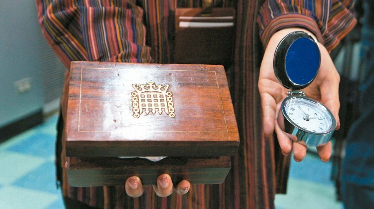 柯文哲獲贈(zèng)懷表稱是破銅爛鐵挨批 英官員發(fā)聲明致歉 柯文哲獲贈(zèng)懷表稱是破銅爛鐵挨批 英官員發(fā)聲明致歉