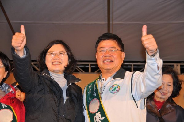 女兒進(jìn)軍“國會” 蘇貞昌登門拜會綠營人士掃路障 女兒進(jìn)軍“國會” 蘇貞昌登門拜會綠營人士掃路障