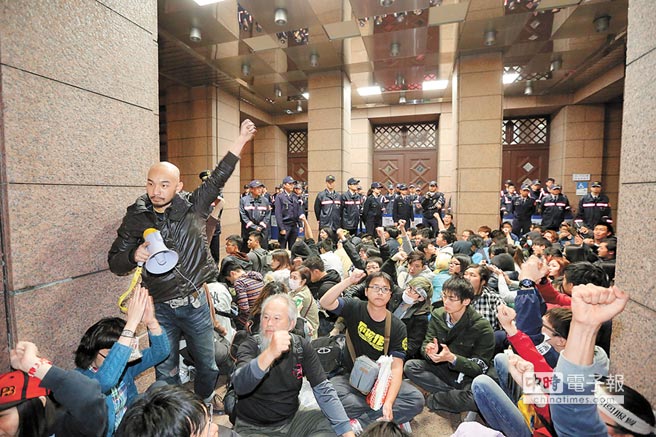 反服貿(mào)學生占領“行政院” 反服貿(mào)學生占領“行政院”