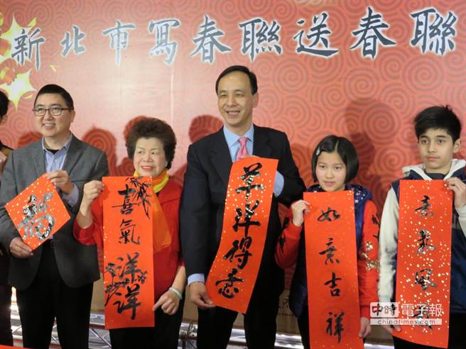 朱立倫揮毫寫春聯(lián) 被贊比柯文哲寫得好 朱立倫揮毫寫春聯(lián) 被贊比柯文哲寫得好