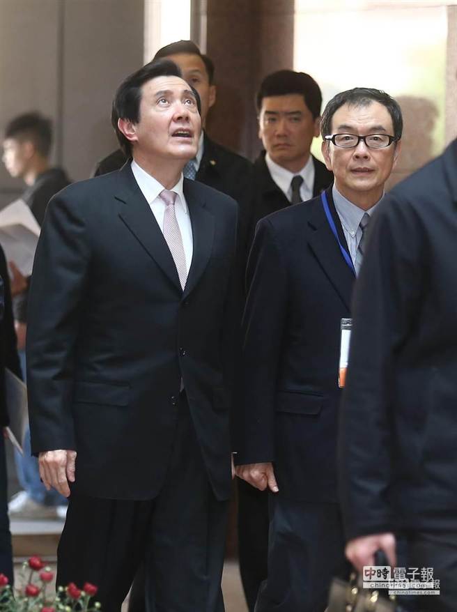 �RӢ�ţ������M(j��n)��Ǖr��һ��̧�^����һ��