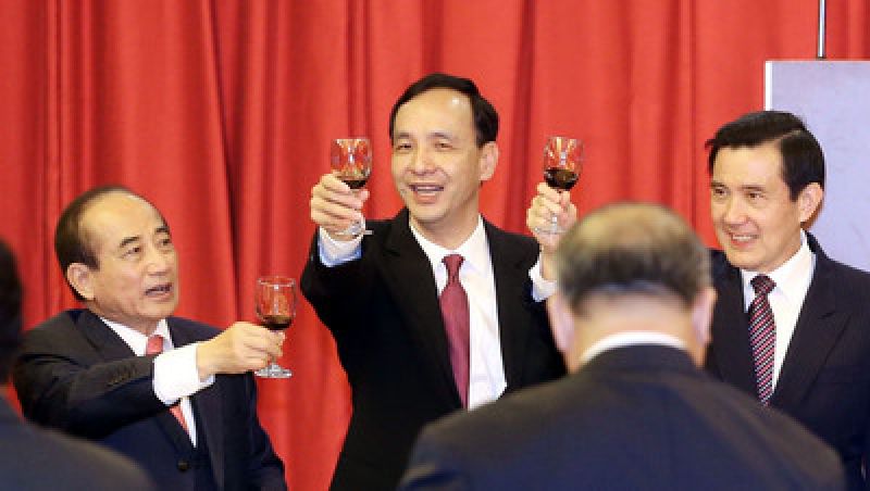 藍(lán)營"三巨頭"舉杯敬酒 王金平:一年內(nèi)贏回人民信賴 藍(lán)營"三巨頭"舉杯敬酒 王金平:一年內(nèi)贏回人民信賴